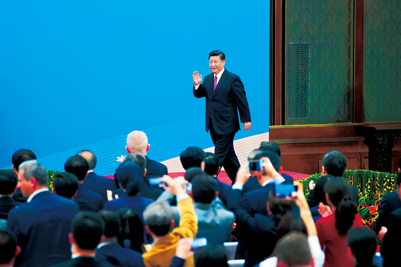 2019年4月27日，第二屆“一帶一路”國際合作高峰論壇在北京雁棲湖國際會(huì)議中心舉行圓桌峰會(huì)，國家主席習(xí)近平主持會(huì)議并致開幕辭。圓桌峰會(huì)閉幕后，習(xí)近平會(huì)見中外記者，介紹第二屆“一帶一路”國際合作高峰論壇圓桌峰會(huì)情況和主要成果。這是習(xí)近平步入記者會(huì)現(xiàn)場(chǎng)。 