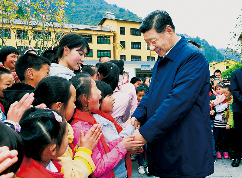 2019年4月15日至17日，中共中央總書記、國家主席、中央軍委主席習(xí)近平在重慶考察，并主持召開解決“兩不愁三保障”突出問題座談會(huì)。這是4月15日下午，習(xí)近平在石柱土家族自治縣中益鄉(xiāng)小學(xué)同學(xué)生們親切交談，詢問他們學(xué)習(xí)和生活情況。 
