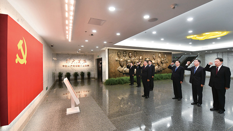 2017年10月31日，中共中央總書記、國家主席、中央軍委主席習(xí)近平帶領(lǐng)中共中央政治局常委李克強、栗戰(zhàn)書、汪洋、王滬寧、趙樂際、韓正，瞻仰上海中共一大會址和浙江嘉興南湖紅船。這是31日上午，在上海中共一大會址紀(jì)念館，習(xí)近平帶領(lǐng)其他中共中央政治局常委同志一起重溫入黨誓詞。 