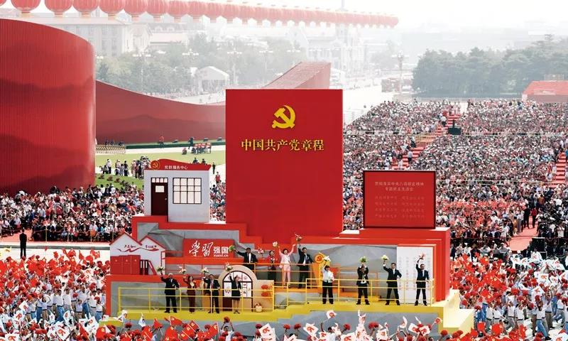 2019年10月1日上午，慶祝中華人民共和國成立70周年大會在北京天安門廣場隆重舉行。這是群眾游行中的“從嚴治黨”方陣。新華社記者 蘭紅光/攝