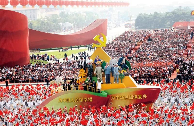 2019年10月1日上午，慶祝中華人民共和國成立70周年大會在北京天安門廣場隆重舉行。這是群眾游行中的“不忘初心”方陣。新華社記者 蘭紅光/攝