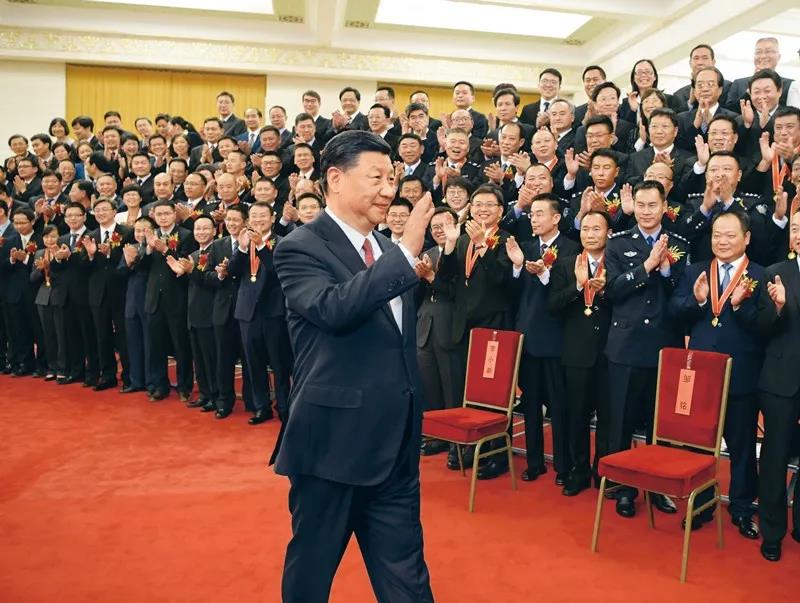 2019年6月25日，黨和國家領導人習近平、李克強、王滬寧等在北京人民大會堂會見第九屆全國“人民滿意的公務員”和“人民滿意的公務員集體”受表彰代表。新華社記者 李學仁/攝